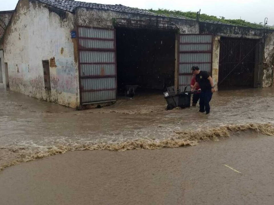 Água invadiu ruas em Belém de Maria, na Mata Sul de Pernambuco - Foto: Divulgação/Defesa Civil de Belém de Maria