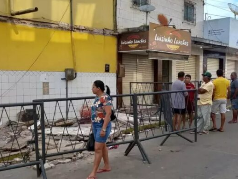 Uma marquise desabou em Aliança, Pernambuco, na noite de quinta-feira (9), matando cinco pessoas e ferindo nove. As vítimas foram identificadas como uma adolescente de 13 anos, uma jovem de 16 anos, uma mulher de 46 anos, uma idosa de 70 anos