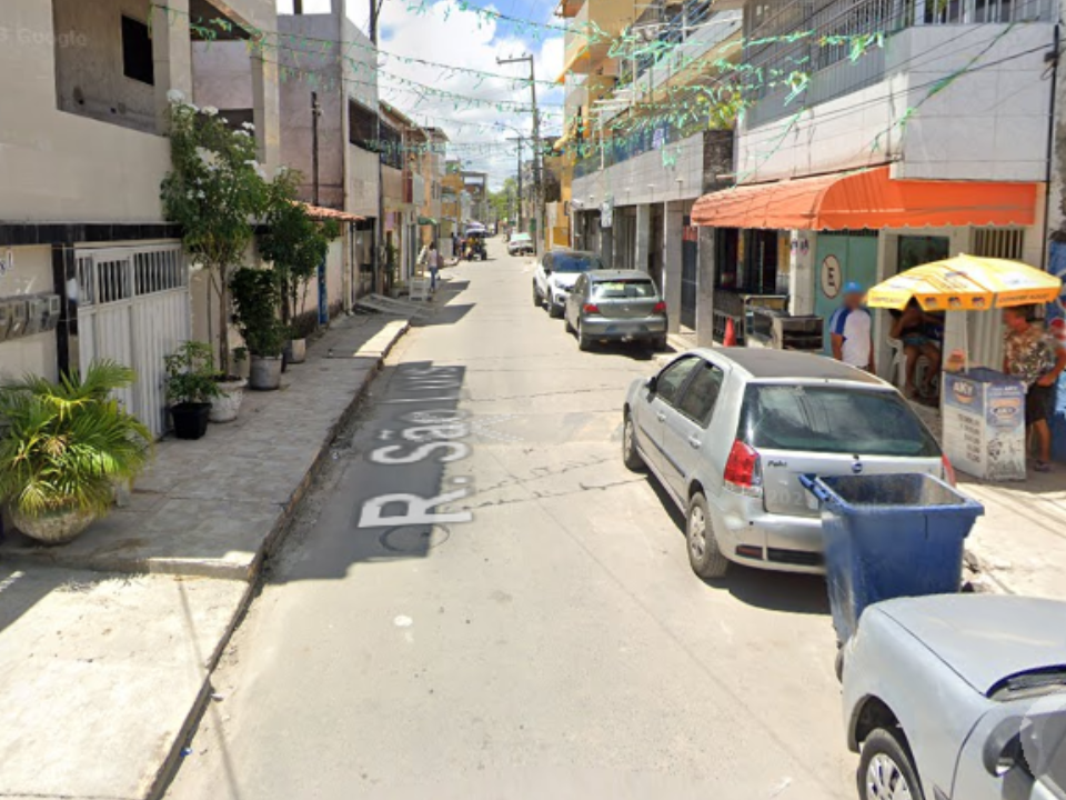 Jovem estava na frente de casa quando foi surpreendido por desconhecidos - Foto: Reprodução/Google Street View